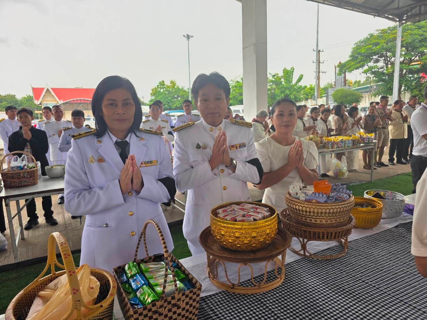title - ส.ป.ก.ยโสธร ร่วมพิธีเจริญพระพุทธมนต์ อธิษฐานภาวนาขอพรและทำบุญตักบาตรเพื่อถวายเป็นพระราชกุศล แด่พระบาทสมเด็จพระเจ้าอยู่หัว เนื่องในโอกาสวันเฉลิมพระชนมพรรษา และประกอบพิธีถวายสัตย์ปฏิญาณ เพื่อเป็นข้าราชการที่ดี